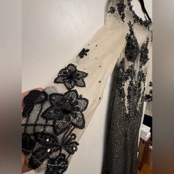 Elegant Black and Cream Floral Dress - Picture 5 of 9